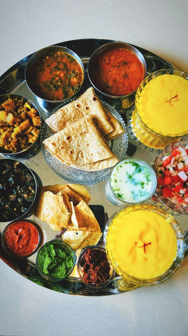 भारतीय थाली में अलग-अलग व्यंजन